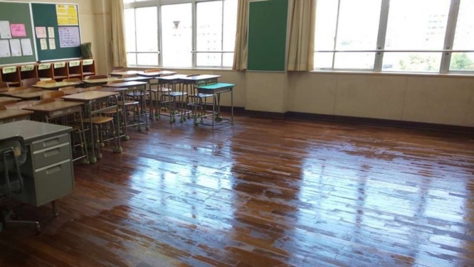 油引きをした教室。ちょっとツヤが見える(画像は神戸市広報＠kobekohoのツイートより)