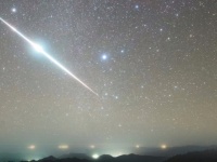 「夜を切り裂いて朝がきそう」　秋の星空にひときわ輝く「火球」が激しく幻想的