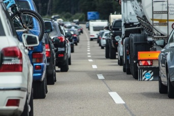 今年のお盆の渋滞予測、各高速道路で15㎞以上が見込まれる日・時間帯はいつ？2018年はETCの休日割引適用日が変更に！