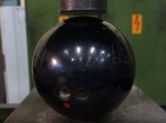 ボウリングの玉ｖｓ油圧プレス機、驚きの光景が･･･！？