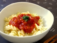 【トマト嫌いのためのレシピ】濃厚なコクと旨みが凝縮♪野菜たっぷりミートソースパスタ