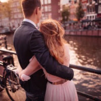 抱きしめる夢の相手は誰？ その相手によって意味合いが異なる