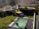 レアな光景。緊急のため、一般家庭のプールから水を拝借する消防ヘリ。