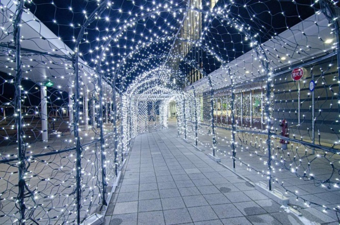 駅前イルミネーョンの「光のトンネル」((c)2021一社)北斗市観光協会)