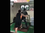 原始的なVR体験！？　自動ではなく人間の手で前後左右に台座を動かす！
