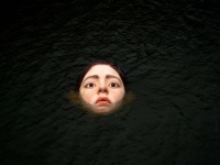 川の中から浮かびあがった巨大な女性の顔。その正体は？
