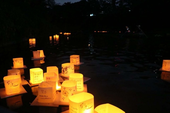 流れてくる灯ろう（画像はJタウンネット記者撮影、以下同）