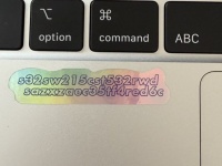 パスワードっぽいけど、実は？　PCに貼られた「文字列ステッカー」の〝真相〟に3.8万人感嘆