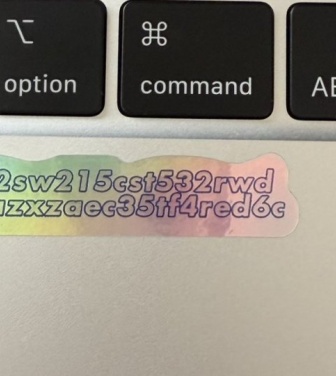 パスワードっぽいけど、実は？　PCに貼られた「文字列ステッカー」の〝真相〟に3.8万人感嘆