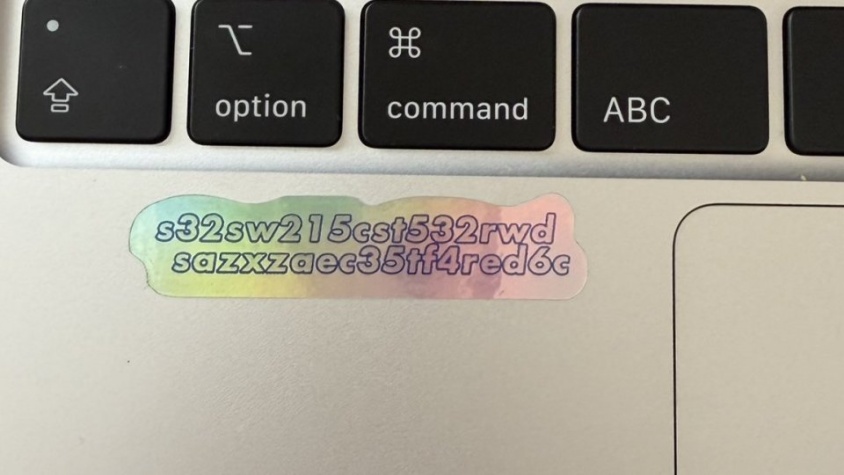パスワードっぽいけど、実は？　PCに貼られた「文字列ステッカー」の〝真相〟に3.8万人感嘆