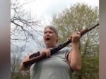 【恐怖】母親がブチ切れ！　子供のスマホを銃で破壊、さらに斧で…