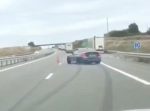 ここでやるなよ！　車線規制のためのカラーコーンをドリフトして遊ぶ乗用車。