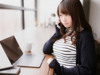 机の上に乗せてっ！　男性が「胸の大きい女性」にやってもらいたいこと5つ