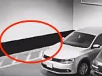 その手があったか…！　この極狭スペースに駐車する裏ワザとは？？