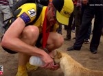 極限の状況で生まれたパートナー！　砂漠を駆け抜ける男性のそばには一匹の子犬がいた