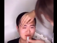 坊主あたまの男性がメイクをして美少女になるまで