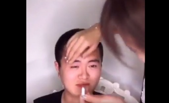 坊主あたまの男性がメイクをして美少女になるまで