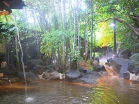 露天風呂にうたせ湯が落ちる滝の湯