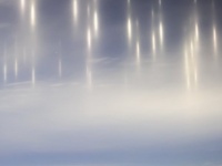 夜空に無数の「光の柱」出現　非日常すぎる光景に1万人興奮「天からのお告げか」「世界は終わるんかなぁ」