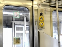 電車のでドアにスマホが引き込まれ...（写真はイメージ）