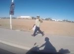 「乗ってけよ！」バイクに乗った男性が、バス停に向かって走る男性に声をかける。