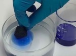 石油流出に光明が見えた！？　油を吸着する“リユース可能”な新素材が凄い