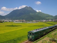由布岳とトロッコ列車「TORO-Q」（2006年）（Wikipedia Commons