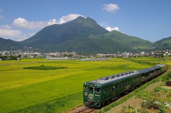 由布岳とトロッコ列車「TORO-Q」（2006年）（Wikipedia Commons