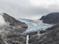 スイスの氷河が解け、37年前に行方不明となった登山家の遺体が発見される