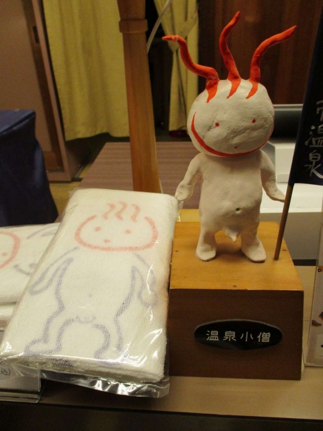 「温泉小僧」が描かれたタオルも（写真は二日市温泉・大丸別荘提供）