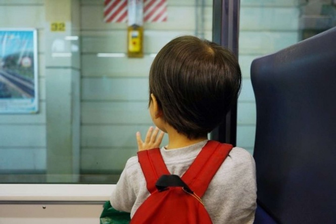 別の車両に乗ってみたら、彼女の子供が（画像はphotoAC）
