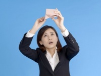 男性が結婚したい女性はどっち？　「好みじゃないけど貯蓄アリ」VS「貯蓄ナシでも見た目が好み」