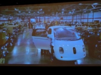 Googleの発表資料。自動運転車のプロトタイプの製造風景。デトロイト近郊で2015年7月に開催された自動運転に関するカンファレンスにて撮影