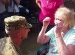 【歓喜】目かくしの顔当てゲームをしている母のもとへ。軍服のままの息子が帰還！