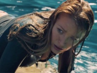 ブレイク・ライブリーが水着姿で「人食いサメ」と闘う！本格的サメ映画『ロスト・バケーション』最新予告編