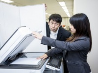 そんなに見ないでっ！　女性がつい勘違いしてしまう男性の行動