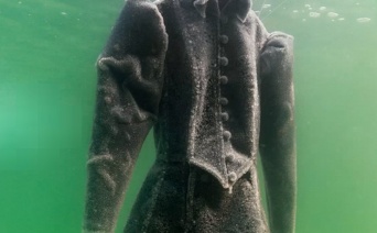 ドレスを3か月間「死海」に漬けてみた → なんとも美しいアート作品に！