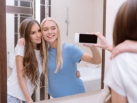 アメリカの中学校がトイレから鏡を撤去、SNSの撮影にのめりこむ生徒を減らすため