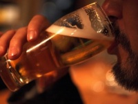 違いが出る！　「デキる男」が飲み会で一杯目に飲むお酒とは