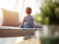 2歳の男の子が思春期に突入、イチモツが大きくなり毛が生えてきた。その原因は？