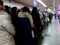 伊勢丹地下の入口から延々と続く行列