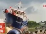 進水式のため、船を重機で押し出したらバランスを崩してしまい…！