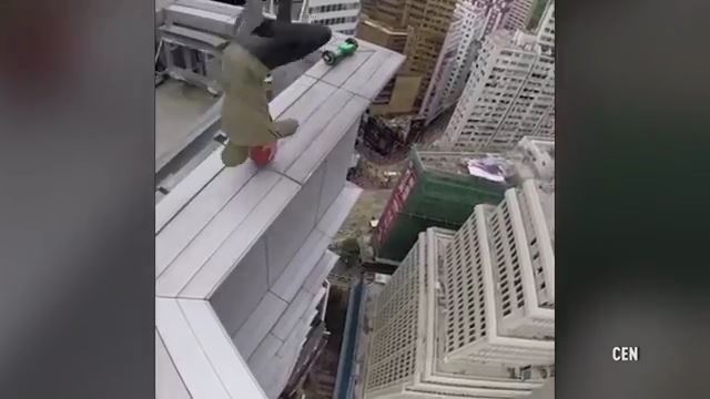 高層ビルの上でバク転