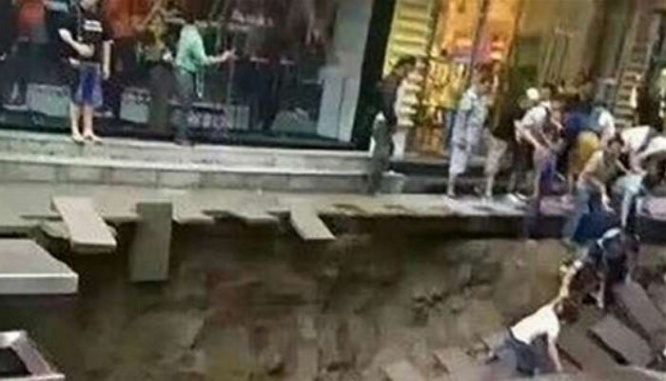 歩道が陥没