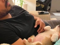 子犬を引き取って二日目。子犬と飼い主男性が見せた様子に対する海外の反応