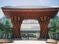 JR金沢駅鼓門（Reiさん撮影、Wikimedia Commonsより）