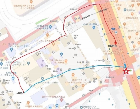 大阪駅から梅田駅のルート。赤が徒歩で、青が車だ (C)Google