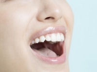 寝起きの「口がくさい」自覚ある？　なんと72.9％は……