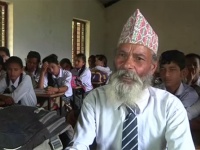 ネパール最高齢の高校生！68歳の高校1年生、白ひげおじいちゃんが学校に通い続けている理由とは？