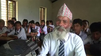 ネパール最高齢の高校生！68歳の高校1年生、白ひげおじいちゃんが学校に通い続けている理由とは？